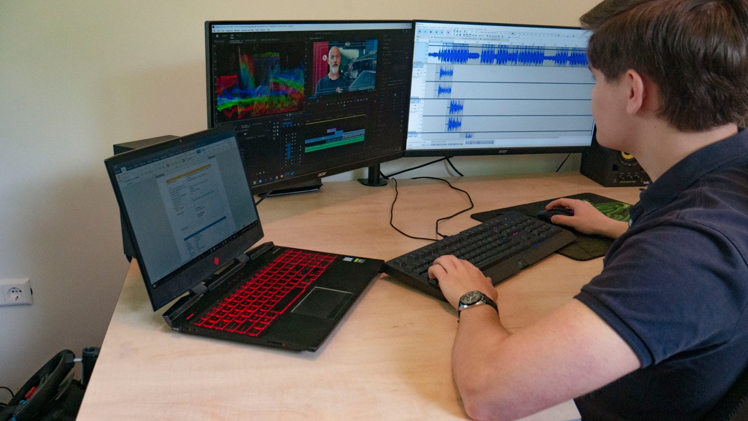 Videomaker aan het werk achter de montage-opstelling